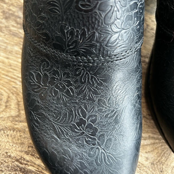 Women's Black Floral-Embossed Leather Clogs - Picture 2 of 6